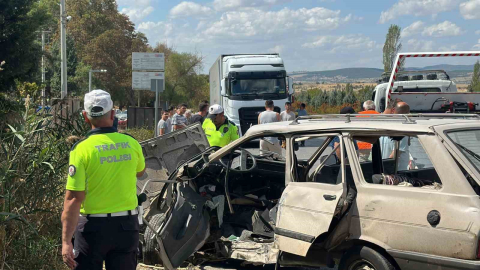 Uşak’ta otomobiller çarpıştı: 1 ölü, 4 yaralı